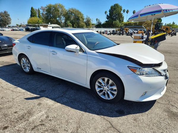 2014 LEXUS ES 300h — Passenger 3/4