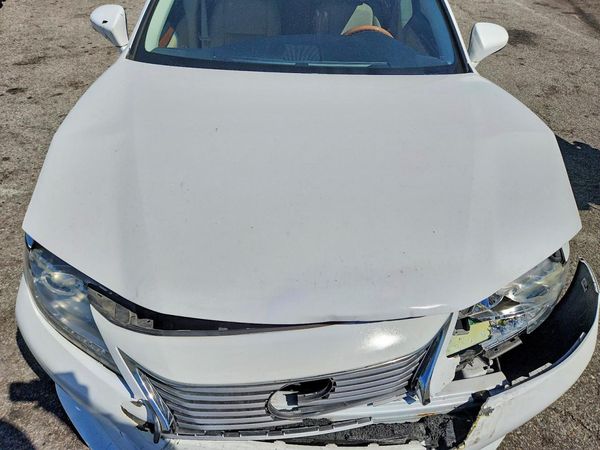 2014 LEXUS ES 300h — Engine bay