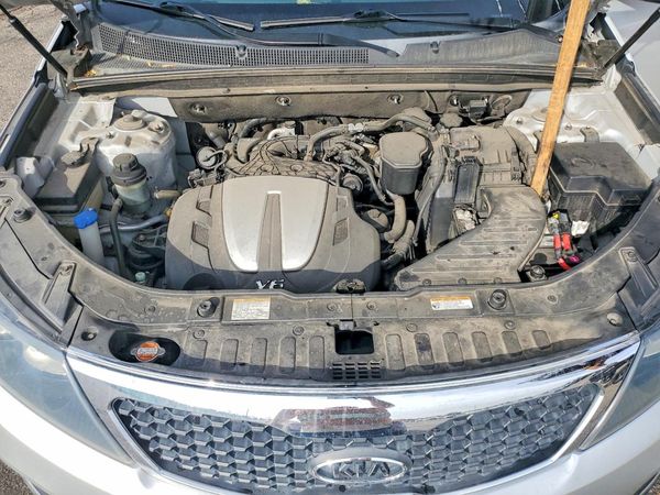 2012 KIA SORENTO GL(Middle-low grade) — Engine bay