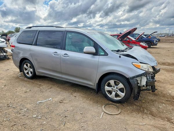 2014 TOYOTA SIENNA — Passenger 3/4