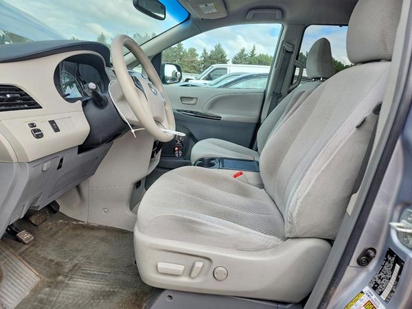 2014 TOYOTA SIENNA — DENT