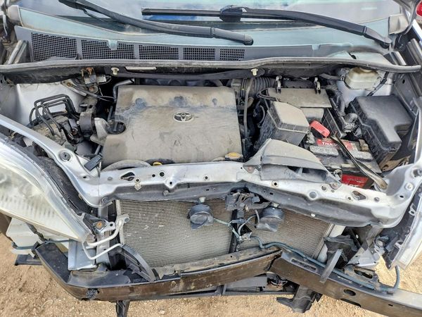 2014 TOYOTA SIENNA — Engine bay