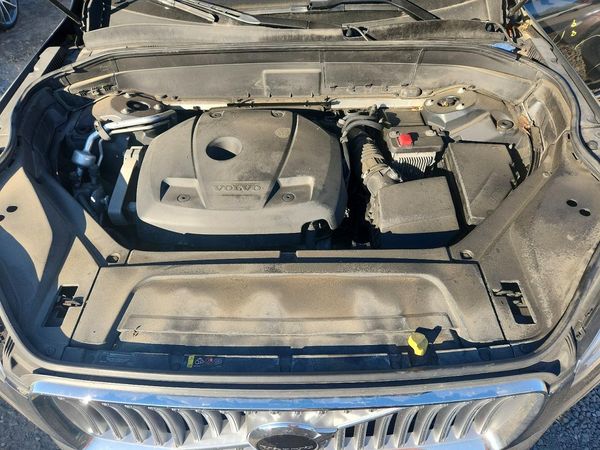 2020 VOLVO XC90 Inscription — Engine bay