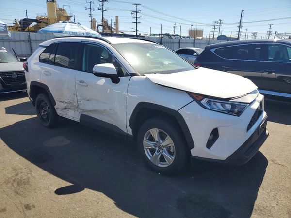2021 TOYOTA RAV4 XLE — Passenger 3/4