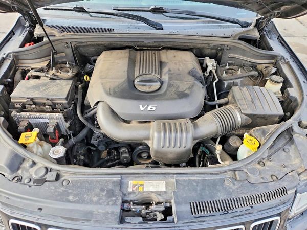 2015 JEEP GRAND CHEROKEE Limited — Engine bay