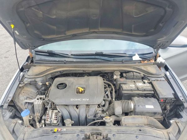 2018 HYUNDAI ELANTRA — Engine bay