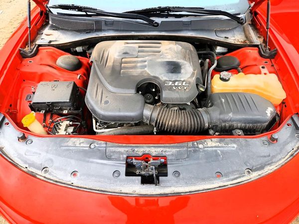 2017 DODGE CHARGER SE — Engine bay