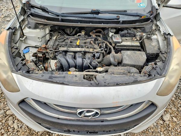 2013 HYUNDAI ELANTRA — Engine bay
