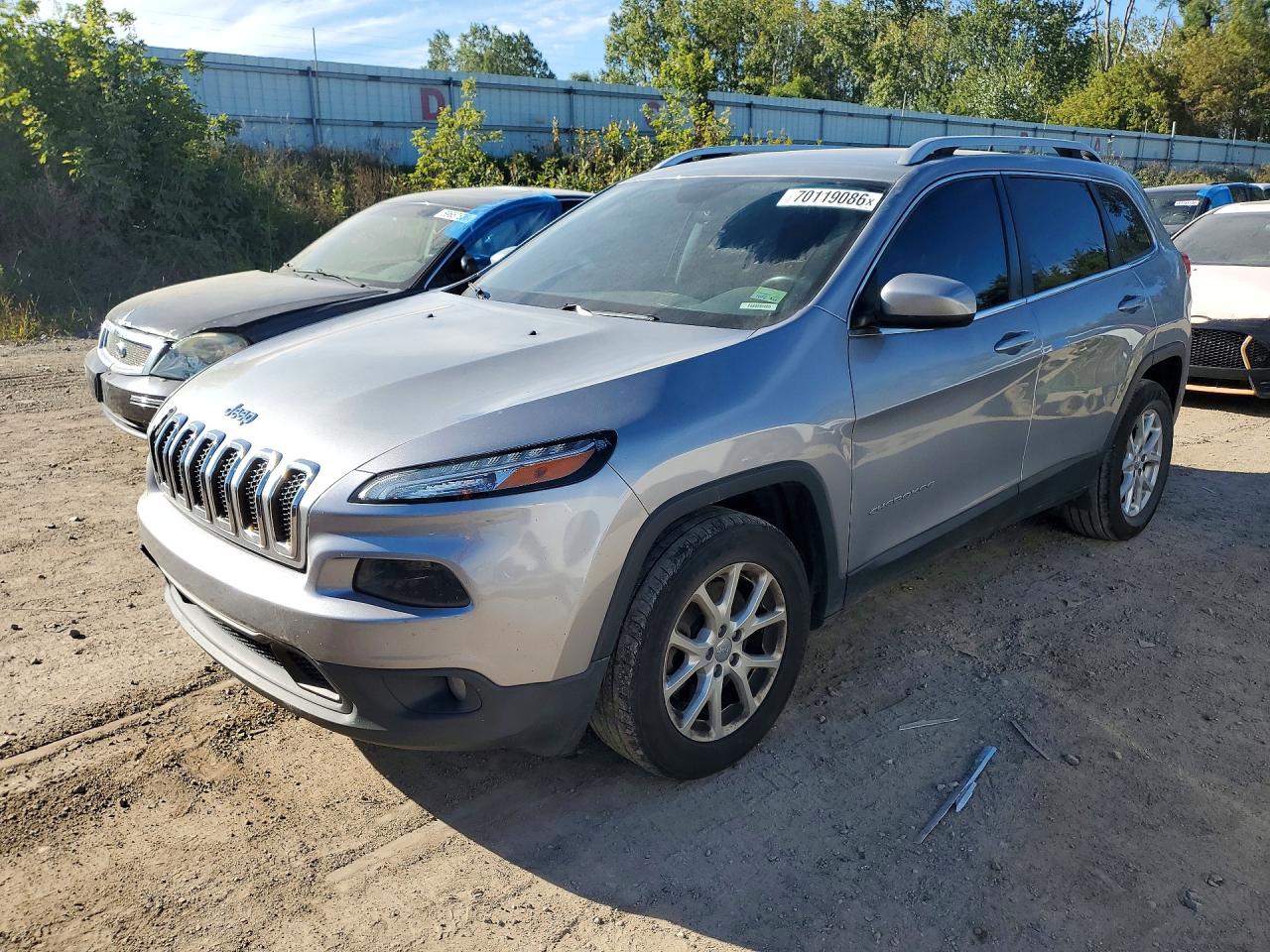 2016 JEEP CHEROKEE Latitude/Longitude/North — Front 3/4