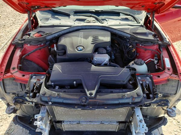 2013 BMW 3 SERIES xDrive — Engine bay
