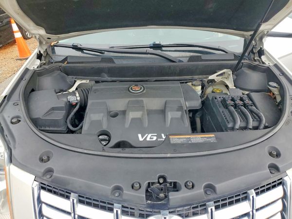 2013 CADILLAC SRX Luxury — Engine bay
