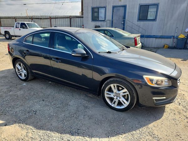 2015 VOLVO S60 Platinum (non R design) — Passenger 3/4