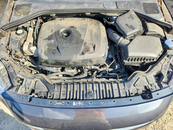 2015 VOLVO S60 Platinum (non R design) — Engine bay
