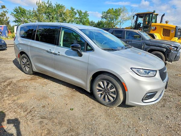 2024 CHRYSLER PACIFICA Select — Passenger 3/4