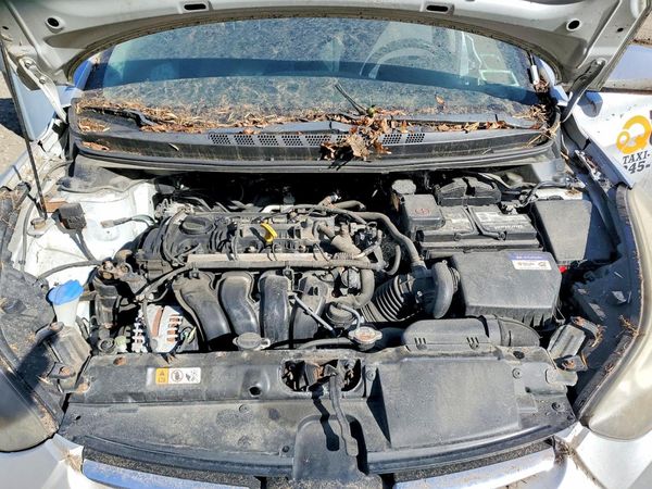 2014 HYUNDAI ELANTRA GLS (Middle) — Engine bay