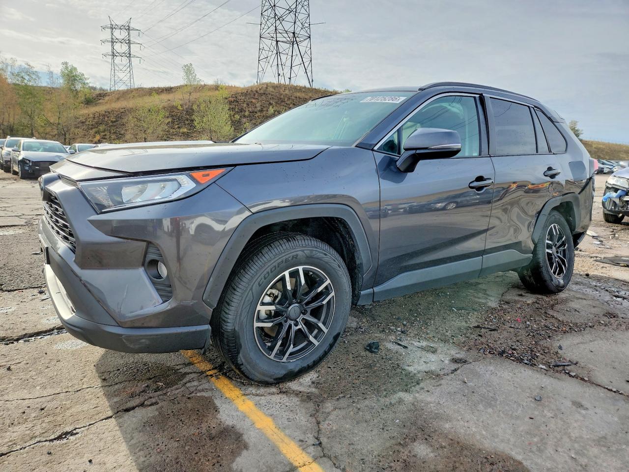 2020 TOYOTA RAV4 XLE — Front 3/4