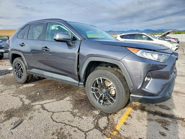 2020 TOYOTA RAV4 XLE — Passenger 3/4