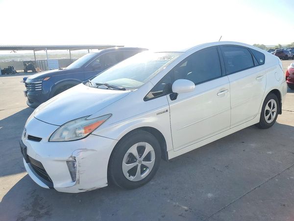2014 TOYOTA PRIUS — Front 3/4