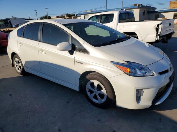 2014 TOYOTA PRIUS — Passenger 3/4