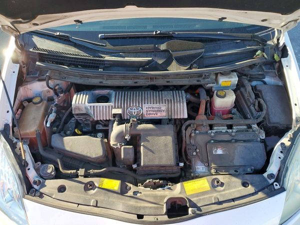 2014 TOYOTA PRIUS — Engine bay