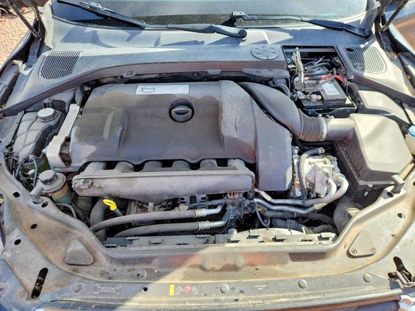2013 VOLVO XC60 — Engine bay