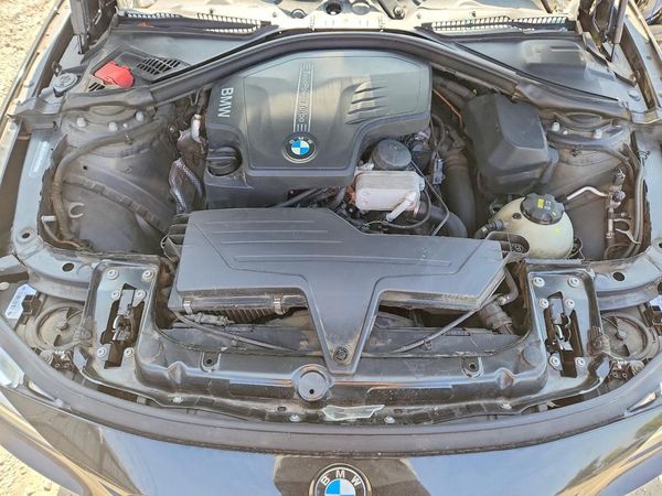 2016 BMW 328 xDrive SA — Engine bay
