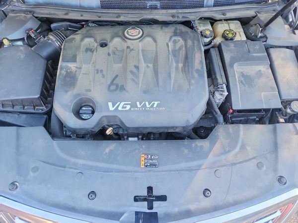 2013 CADILLAC XTS Premium — Engine bay