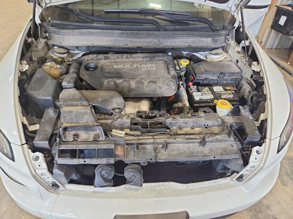 2016 JEEP CHEROKEE Limited — Engine bay
