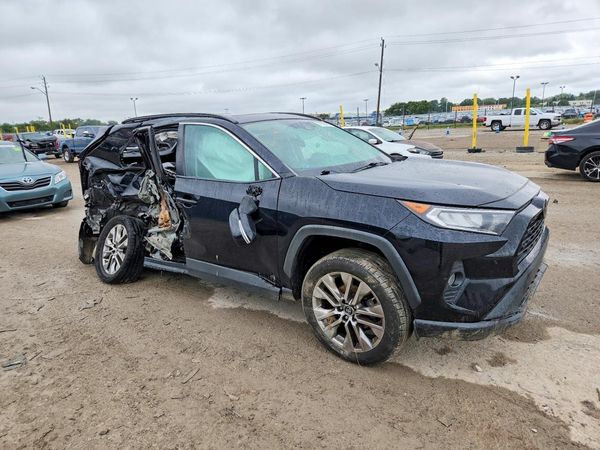 2019 TOYOTA RAV4 XLE Premium — Passenger 3/4
