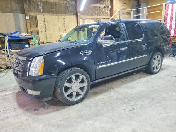 2013 CADILLAC ESCALADE ESV Luxury — Front 3/4