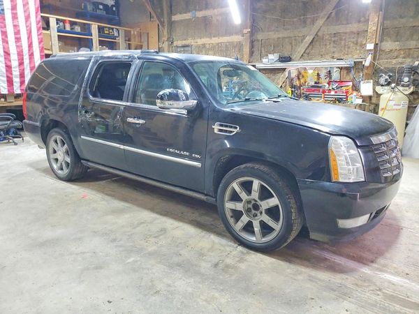 2013 CADILLAC ESCALADE ESV Luxury — Passenger 3/4