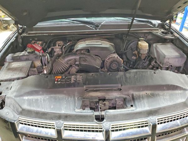 2013 CADILLAC ESCALADE ESV Luxury — Engine bay