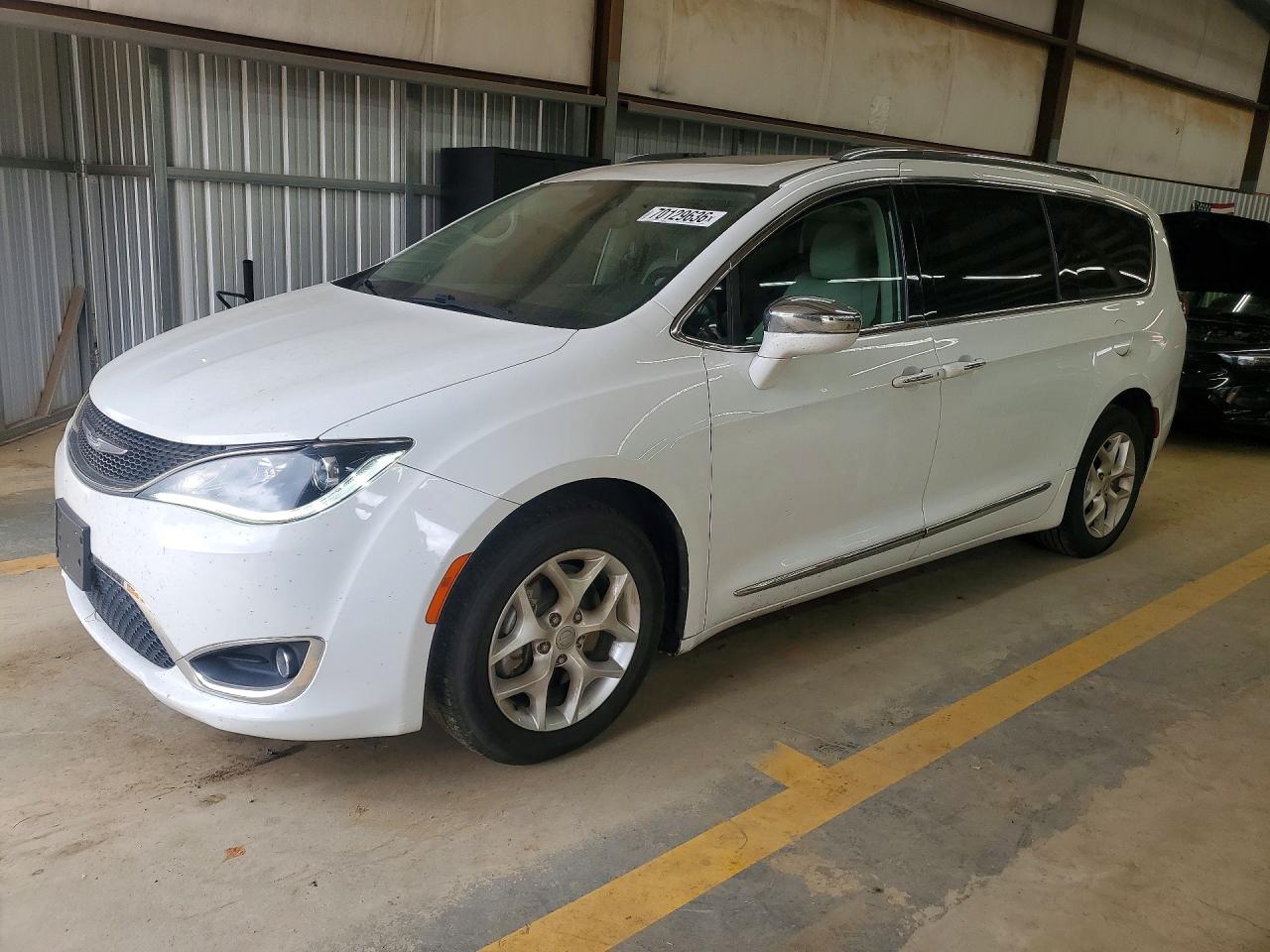 2020 CHRYSLER PACIFICA Limited — Front 3/4