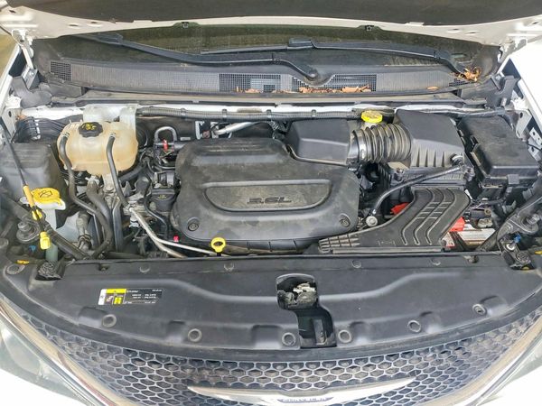 2020 CHRYSLER PACIFICA Limited — Engine bay