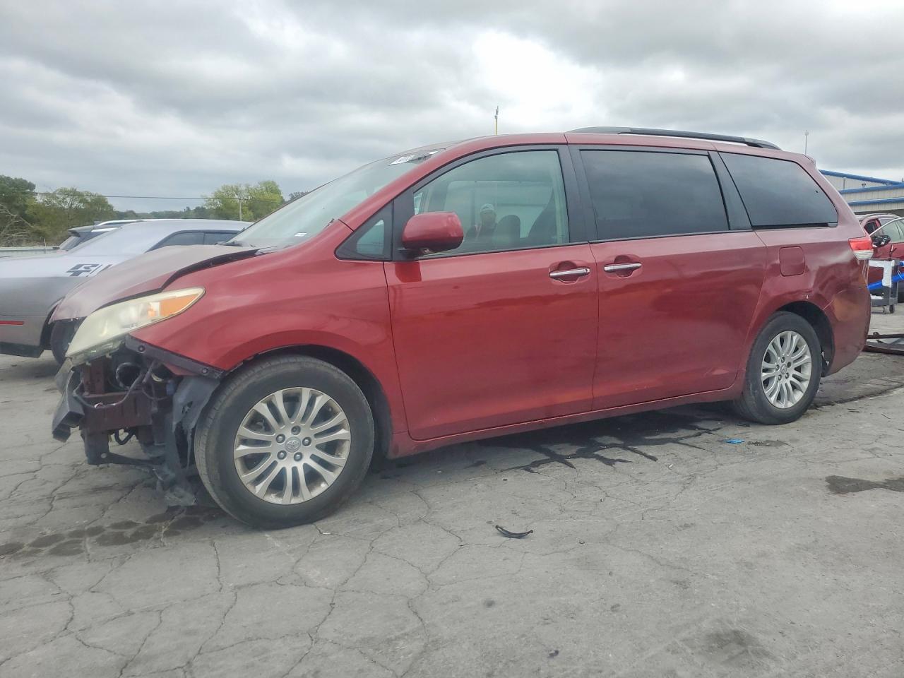 2012 TOYOTA SIENNA — Front 3/4