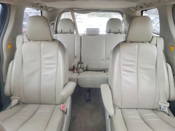 2012 TOYOTA SIENNA — SUVN