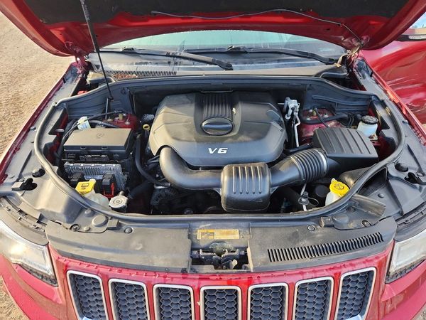2014 JEEP CHEROKEE Overland — Engine bay