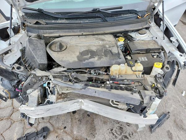 2019 JEEP CHEROKEE Limited — Engine bay