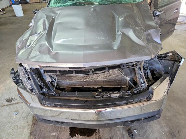 2021 CHEVROLET SILVERADO LT — Engine bay