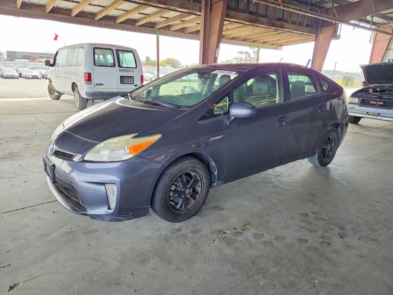 2015 TOYOTA PRIUS — Front 3/4