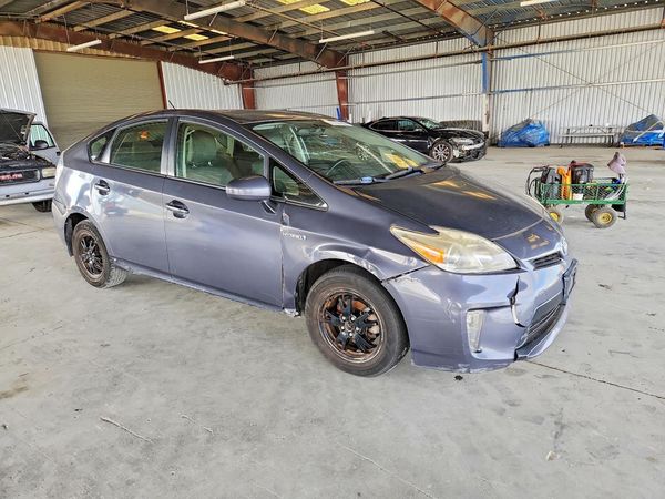 2015 TOYOTA PRIUS — Passenger 3/4