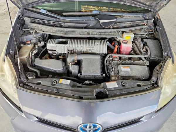 2015 TOYOTA PRIUS — Engine bay