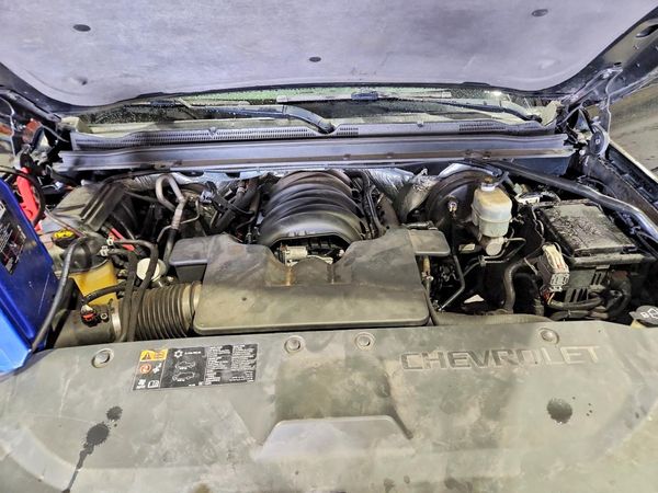 2015 CHEVROLET SUBURBAN LT — Engine bay