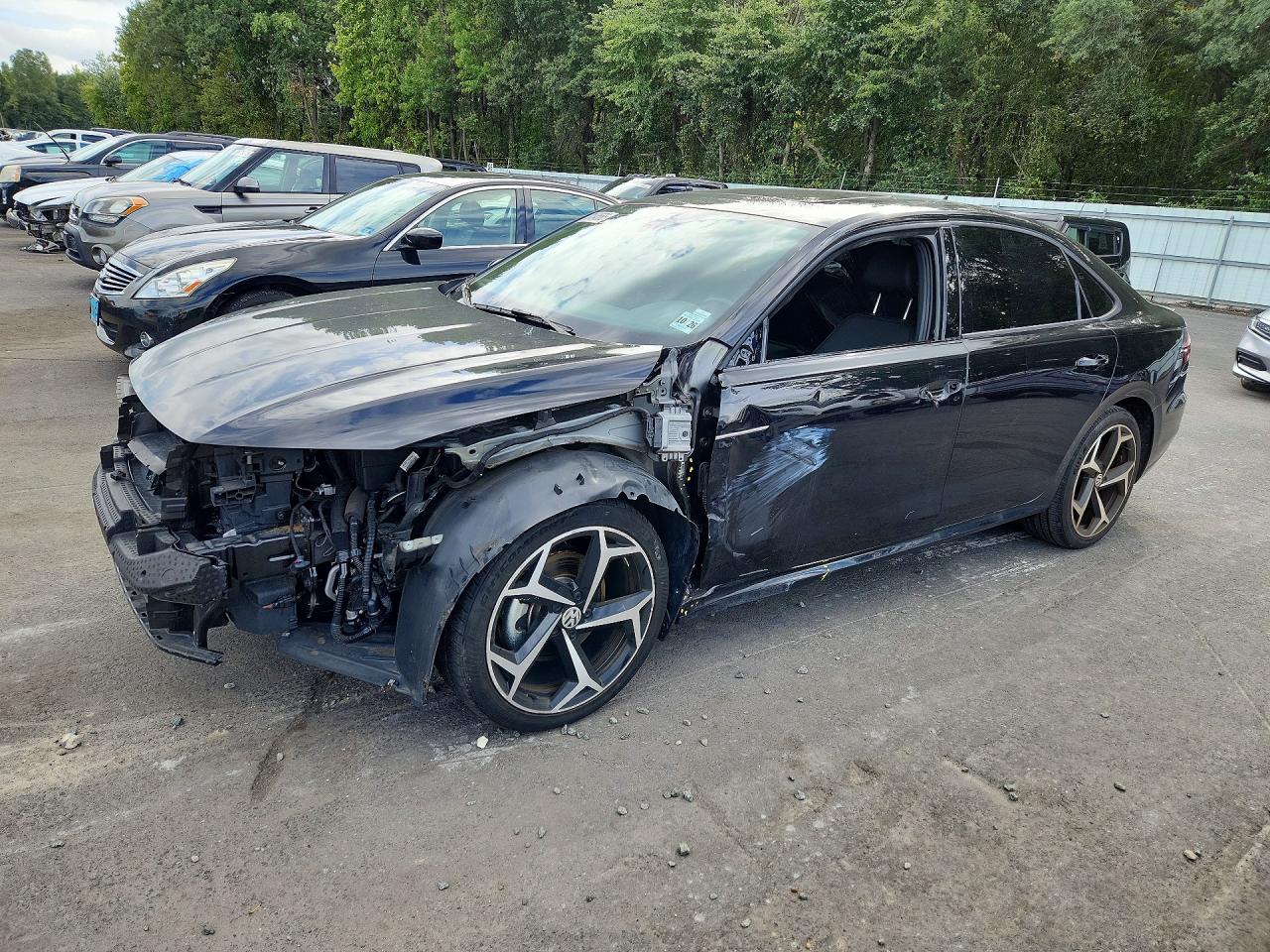 2021 VOLKSWAGEN PASSAT R-Line — Front 3/4
