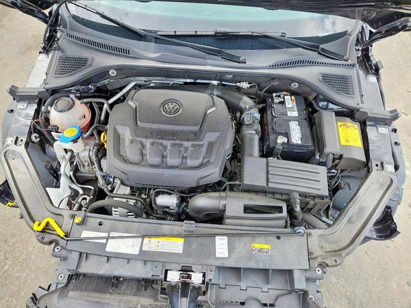 2021 VOLKSWAGEN PASSAT R-Line — Engine bay