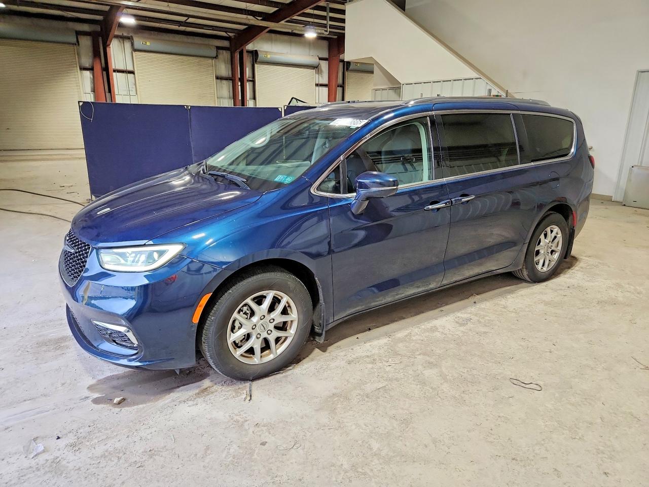 2021 CHRYSLER PACIFICA Touring L — Front 3/4