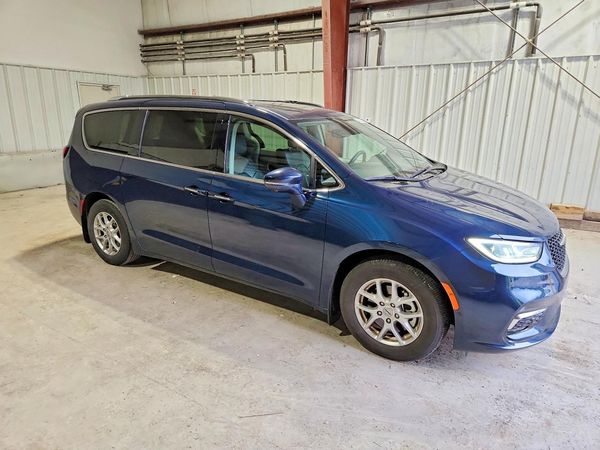 2021 CHRYSLER PACIFICA Touring L — Passenger 3/4