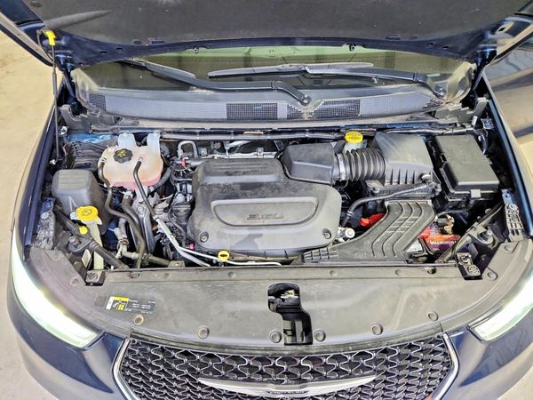 2021 CHRYSLER PACIFICA Touring L — Engine bay