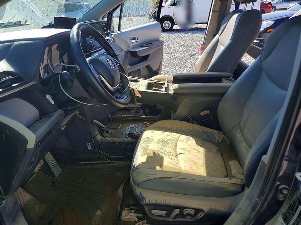 2022 TOYOTA SIENNA XLE — DENT