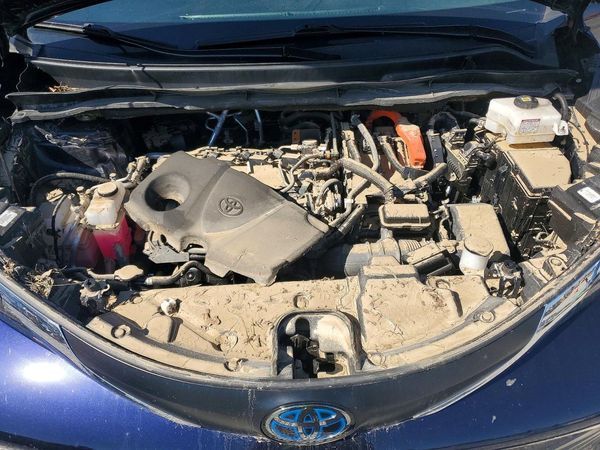 2022 TOYOTA SIENNA XLE — Engine bay